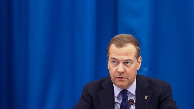 Медведев призвал не церемониться с США после полета БПЛА близ Крыма
