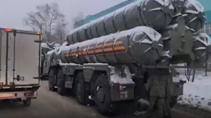 Колонна российских С-400 попала в ДТП с несколькими автомобилями. Видео