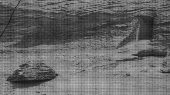 На снимке с Марса запечатлен загадочный дверной проем в скале