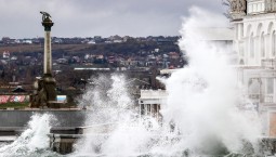 В Севастополе спасли подростка, упавшего в море