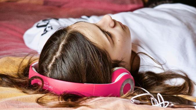 Прослушивание музыки перед сном ухудшает его качество