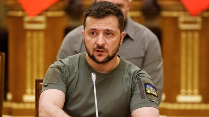 Зеленский пригрозил ВС России судом из-за ударов по военным объектам в Киеве