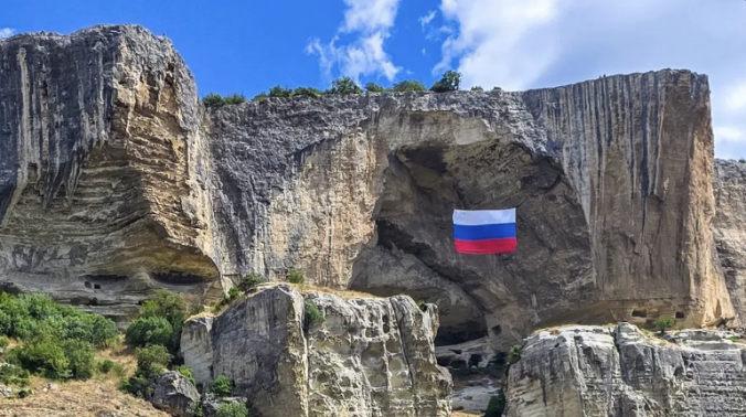 Российский флаг развернули спасатели на скалах Качи-Кальона в Бахчисарайском районе