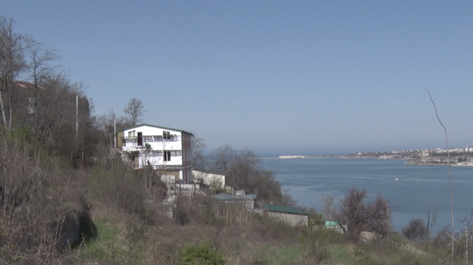 Вид на море в сквере 1-го бастиона закрыт коттеджами