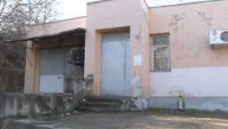 Жители Любимовки просят убрать грязь у магазина