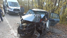 Водителя спасли из разбитого автомобиля у села Широкое