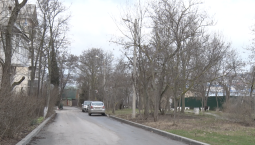 У сквера на Макарова заменили все аварийные столбы