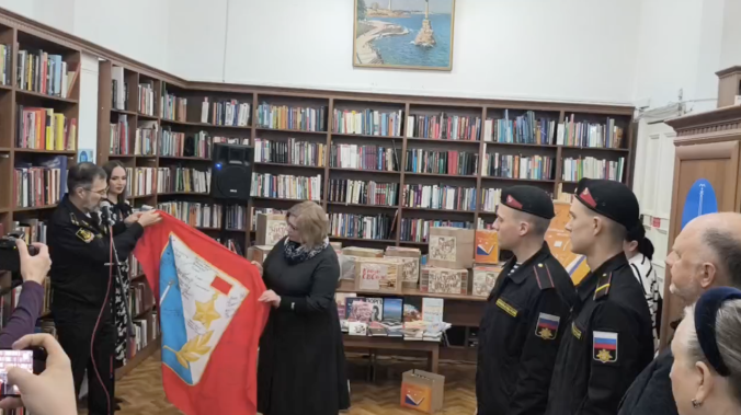 Морпехи сделали особый подарок библиотеке им. Толстого