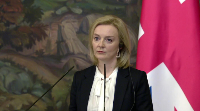 Глава МИД Великобритании: пока не ясно, кто для нас Макрон – друг или враг