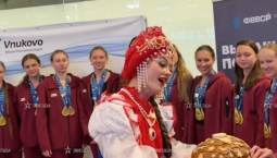 Синхронисток с караваем встретили в аэропорту Москвы