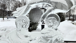 Гравёр «Калашникова» вырезал композицию изо льда