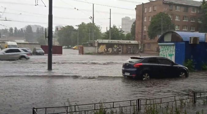 Киев ушёл под воду: столицу Украины накрыла гроза