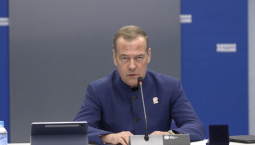 Медведев: в Гааге признали новые границы России