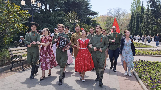 Песни Победы на Приморском бульваре спели артисты театра Луначарского