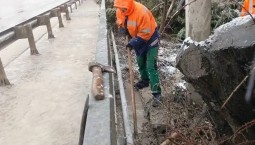 Севавтодор расчищает ливнёвки от листвы и грунта 