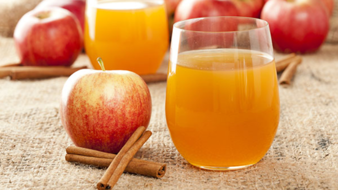Яблочный сок поможет уменьшить жир на животе