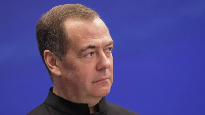 Медведев ответил на военную риторику в Европе