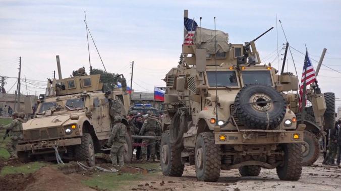 Мирные сирийцы прогнали американских военных от российской базы