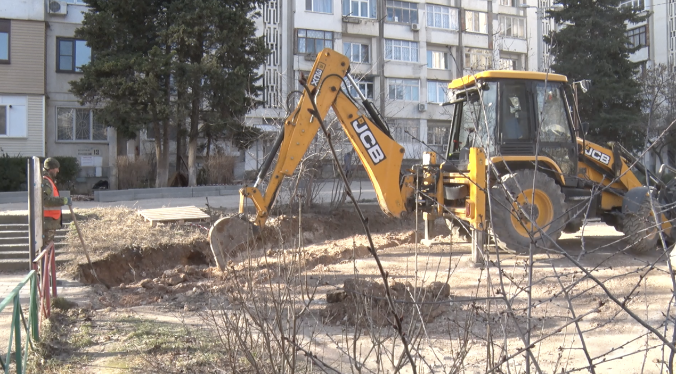 На ул. Адмирала Юмашева меняют тротуары и дорогу