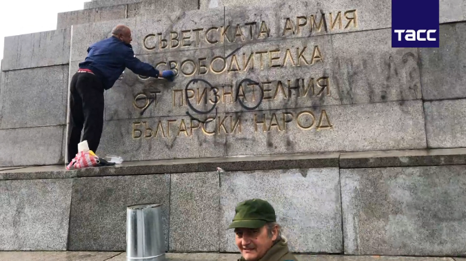 В Софии вандалы разрисовали памятник Советской Армии
