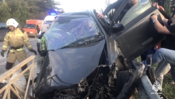 Автомобиль повис на отбойнике при ДТП в Крыму